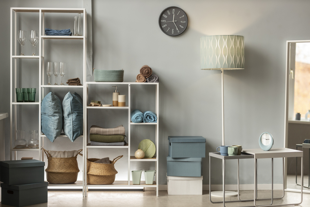 Espacio organizado con muebles auxiliares y estanterías decorativas que combinan funcionalidad y estilo, ideal para optimizar el almacenamiento en el hogar